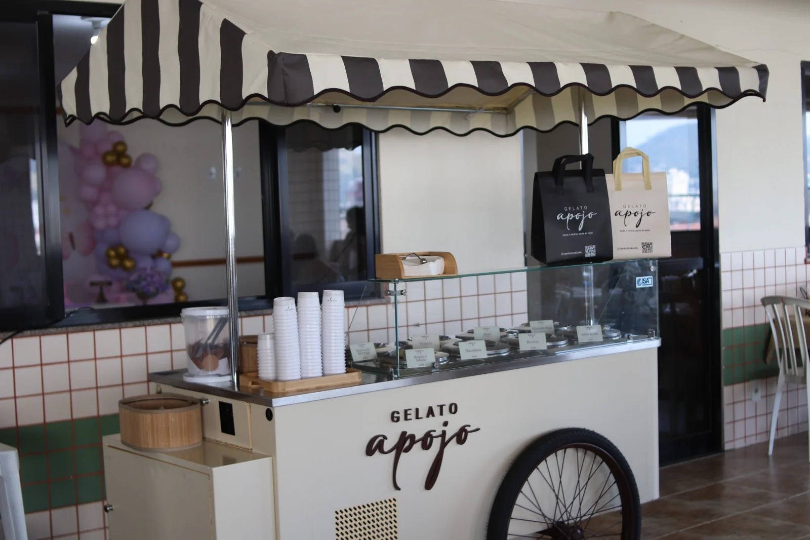 Carrinho original da Gelato Apojo montado em um evento